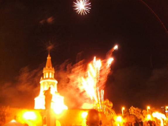 Fogos de artifício na PLaza del reloj, na entrada da cidade murada de Cartagena, na Colômbia